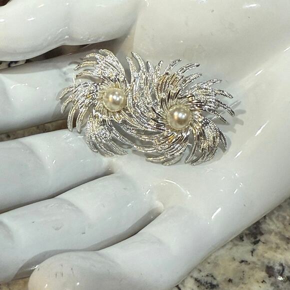 Vintage Sarah Coventry Silver Pinwheel Clip On Earrings 1962 Faux Pearl Retro - Picture 2 of 14